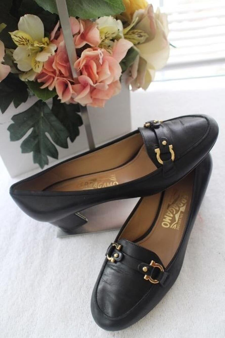 Salvatore Ferragamo low heel black gold gacinie 7B (900